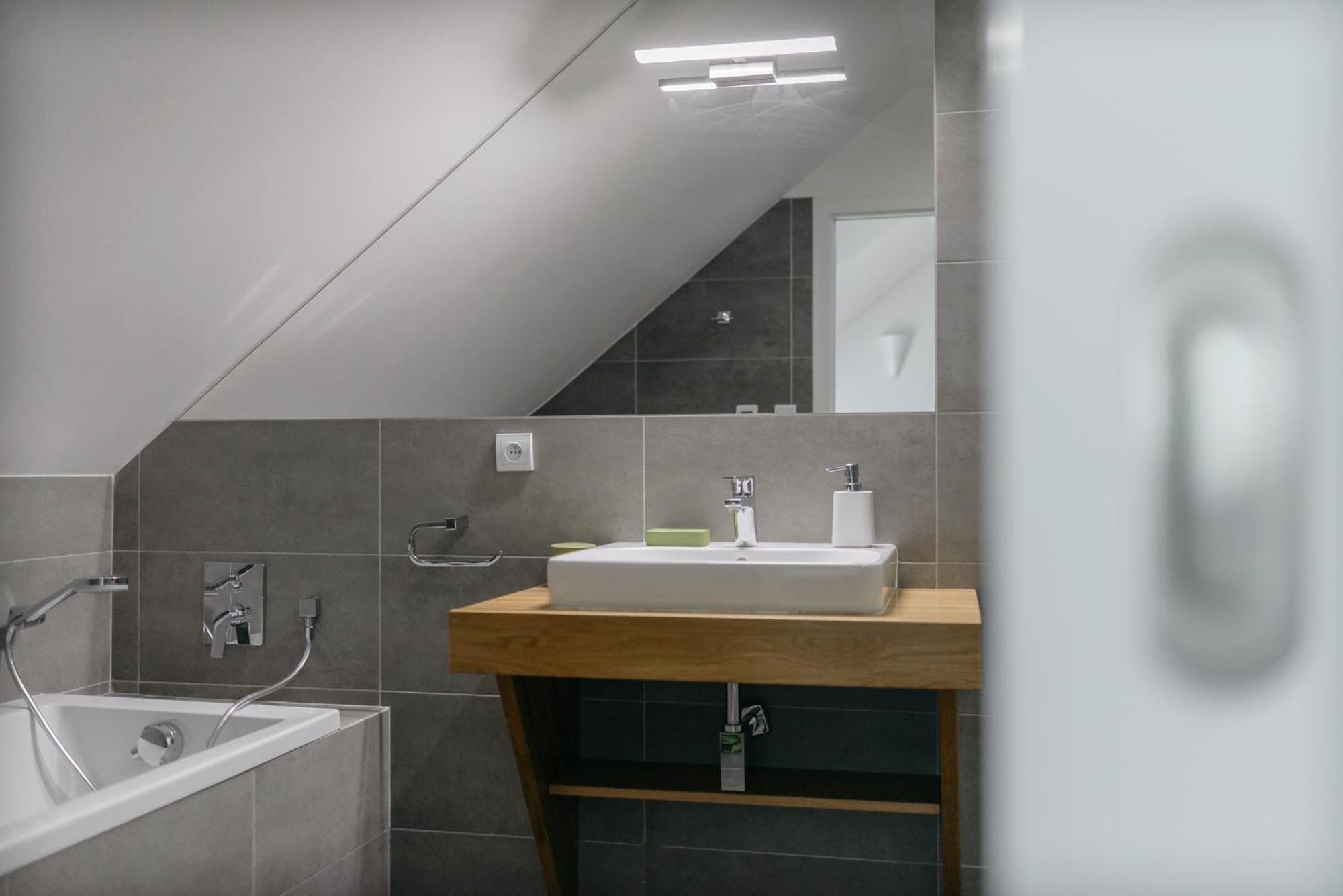Roy 2 Bdr Apartment With Prague Castle View, Parking & Ac Luaran gambar