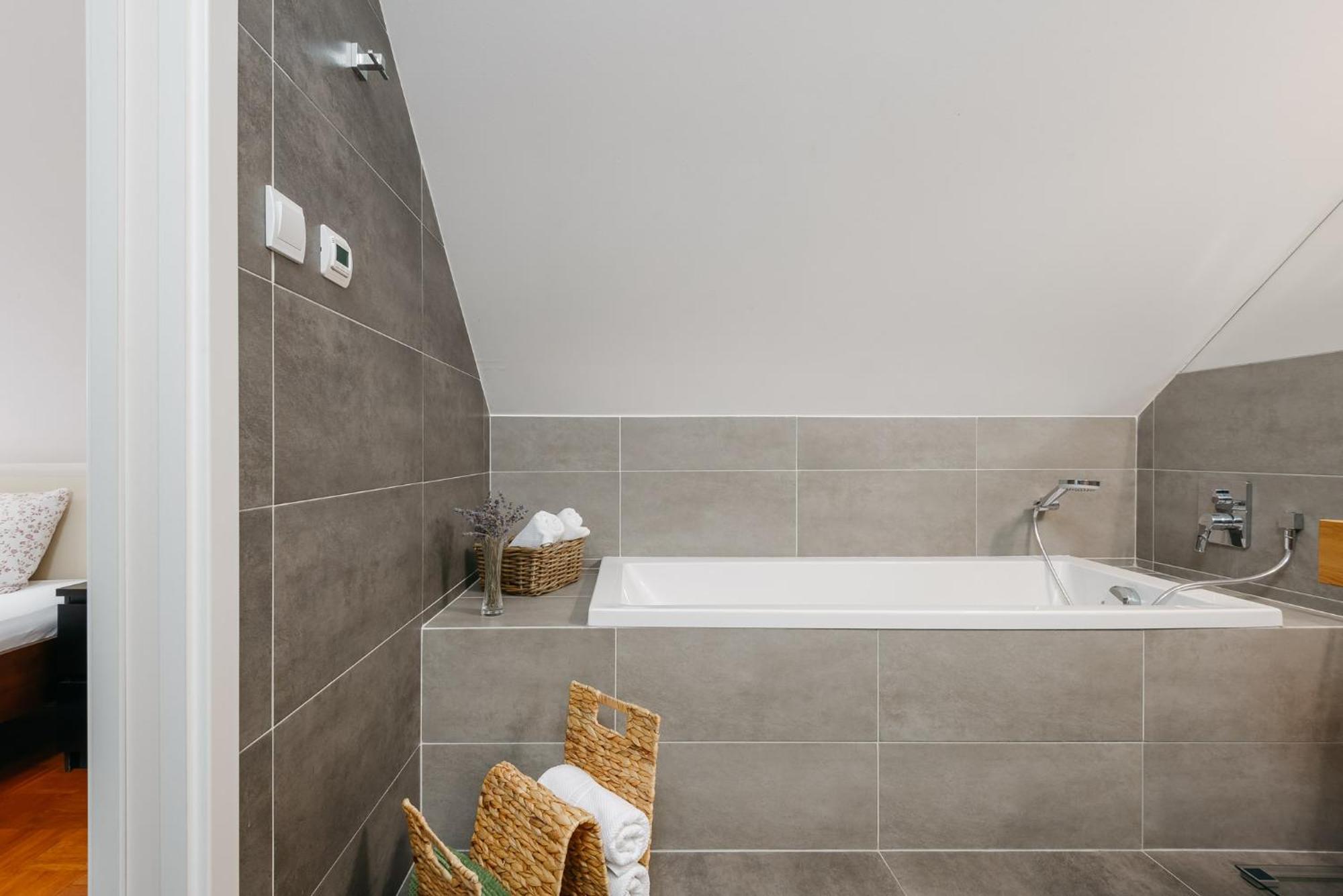Roy 2 Bdr Apartment With Prague Castle View, Parking & Ac Luaran gambar