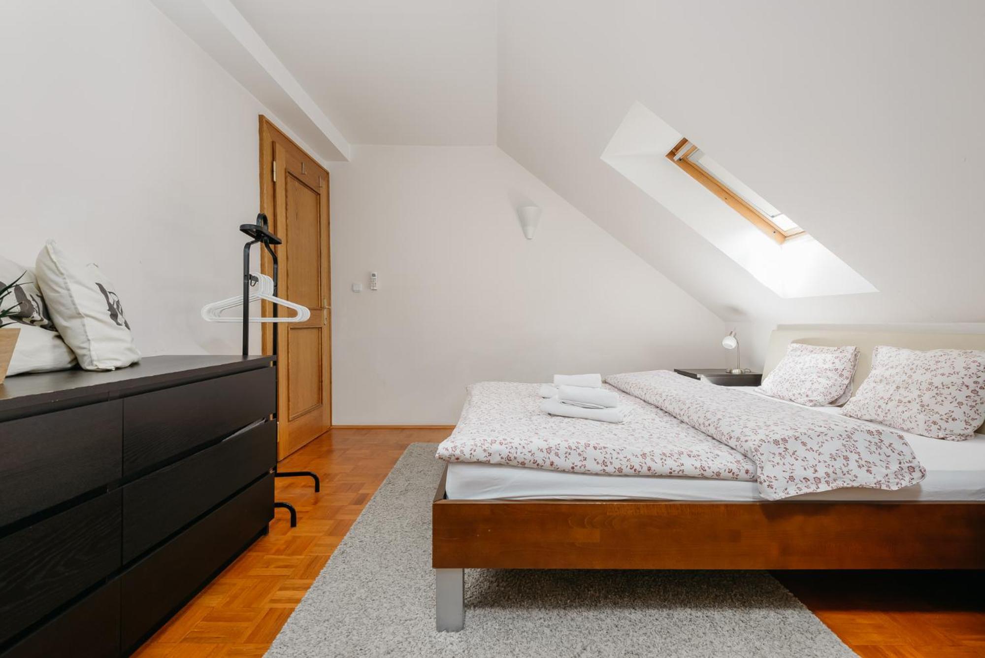 Roy 2 Bdr Apartment With Prague Castle View, Parking & Ac Luaran gambar