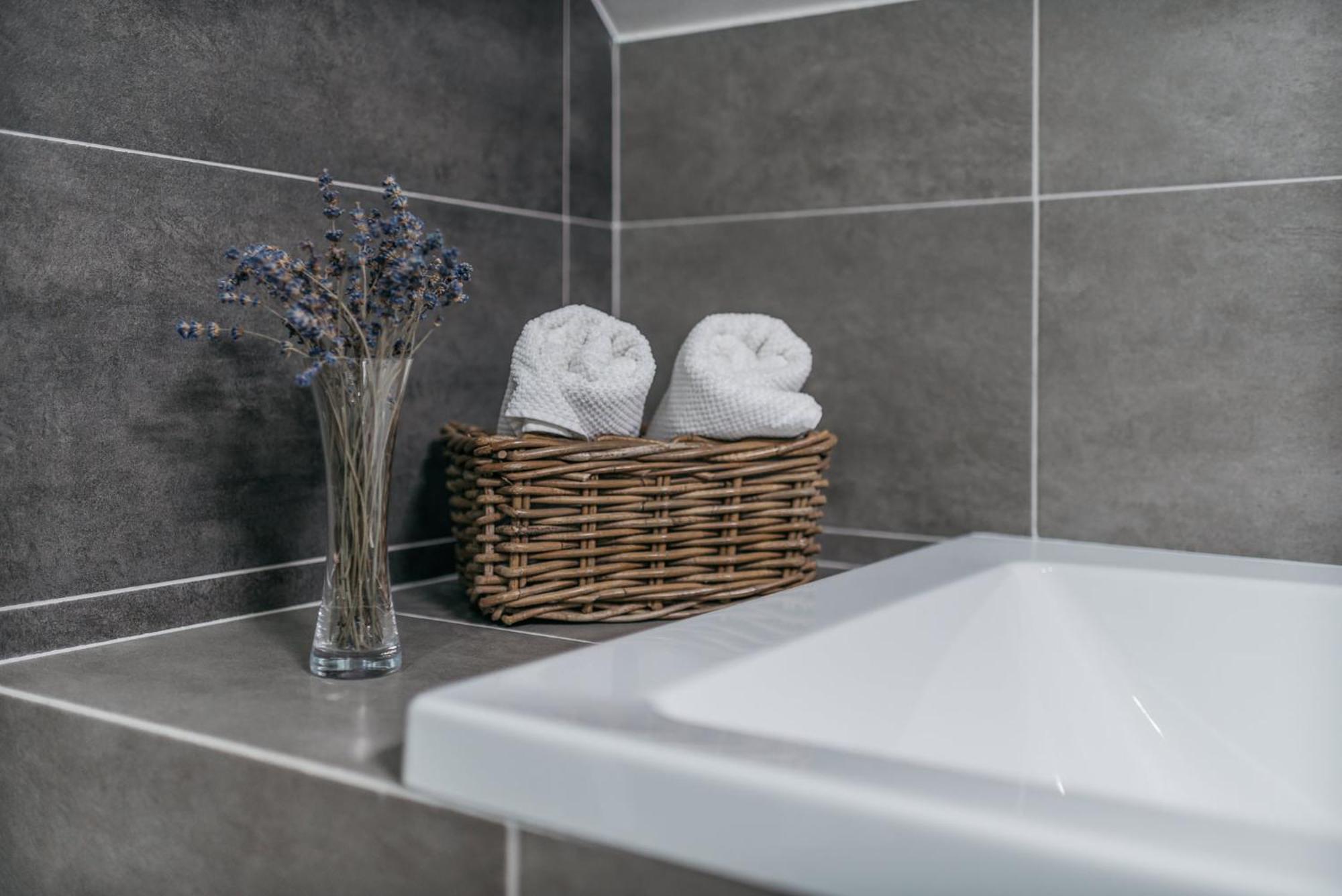 Roy 2 Bdr Apartment With Prague Castle View, Parking & Ac Luaran gambar